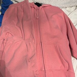 TNA Pink Zip-Up Hoodie and sweats
#aritzia #sweatsuit